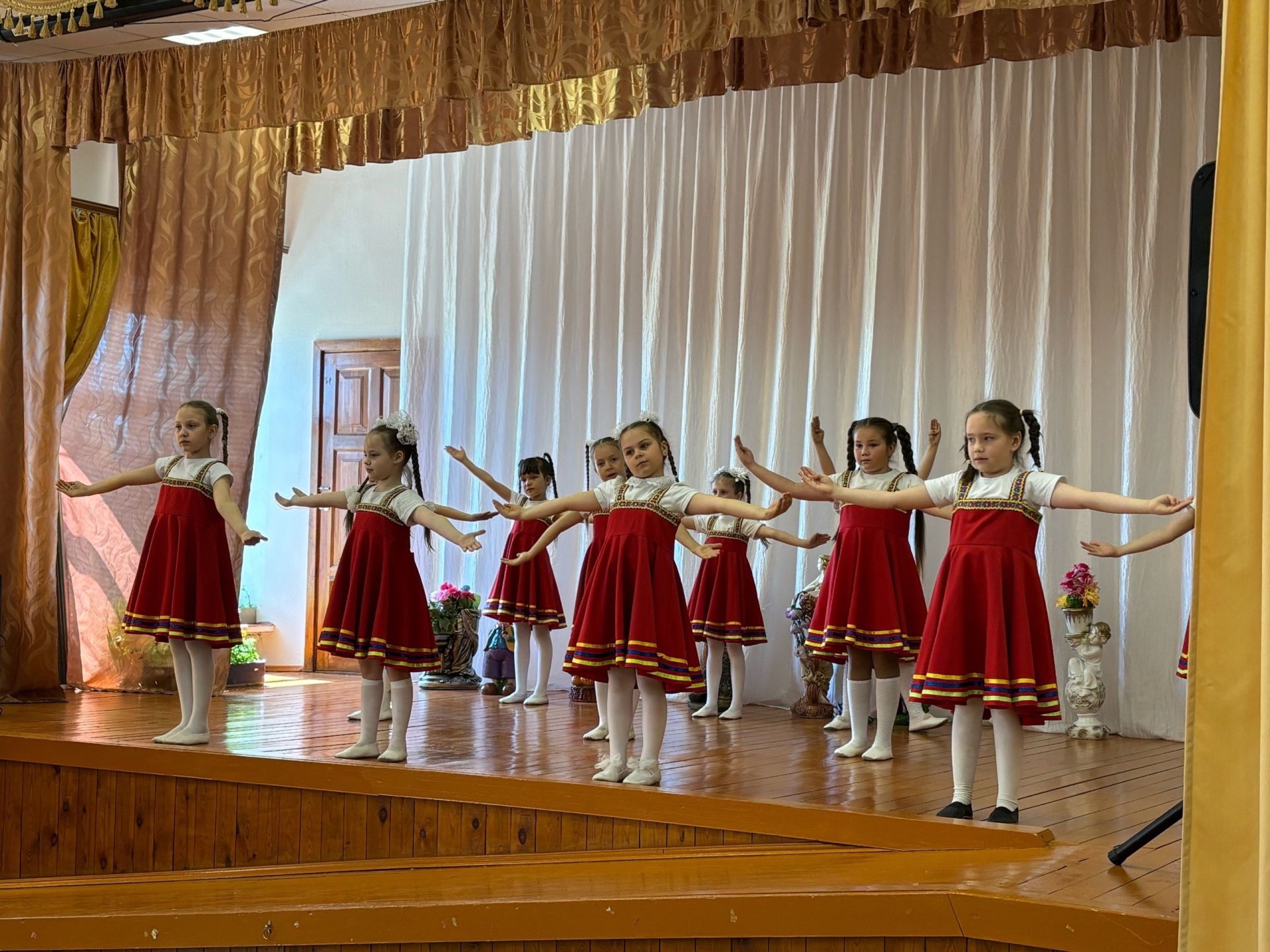 Школьники подарили концерт подопечным Нурлатского дома-интерната