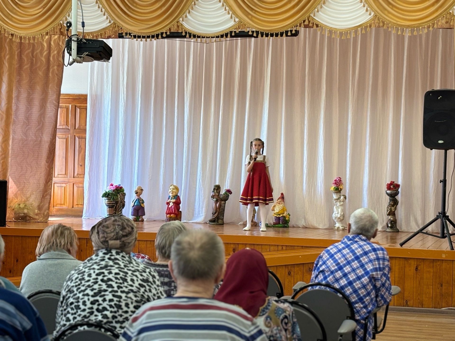 Школьники подарили концерт подопечным Нурлатского дома-интерната
