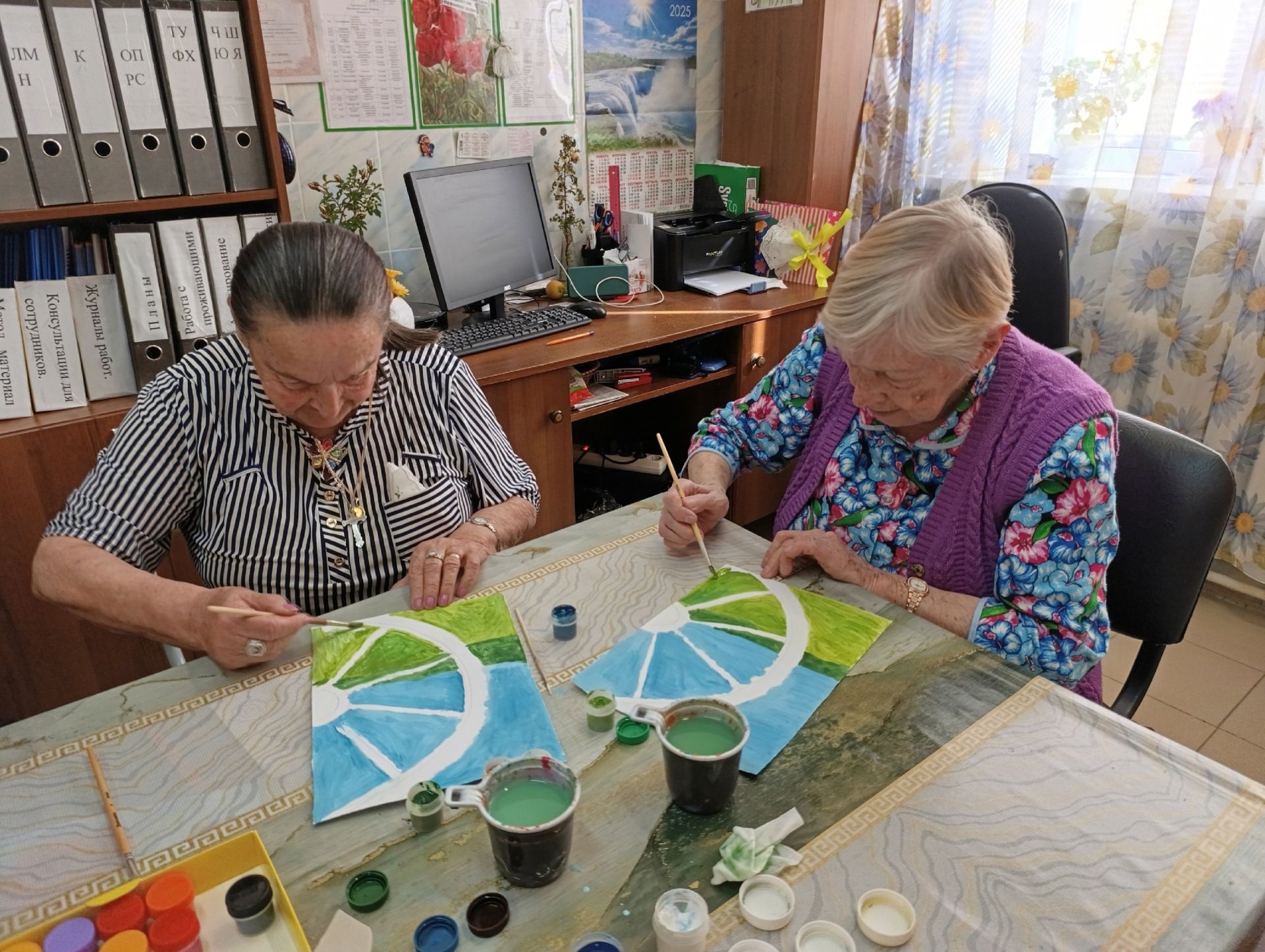 Летние краски в каждый дом: в Нурлатском интернате прошел творческий мастер-класс