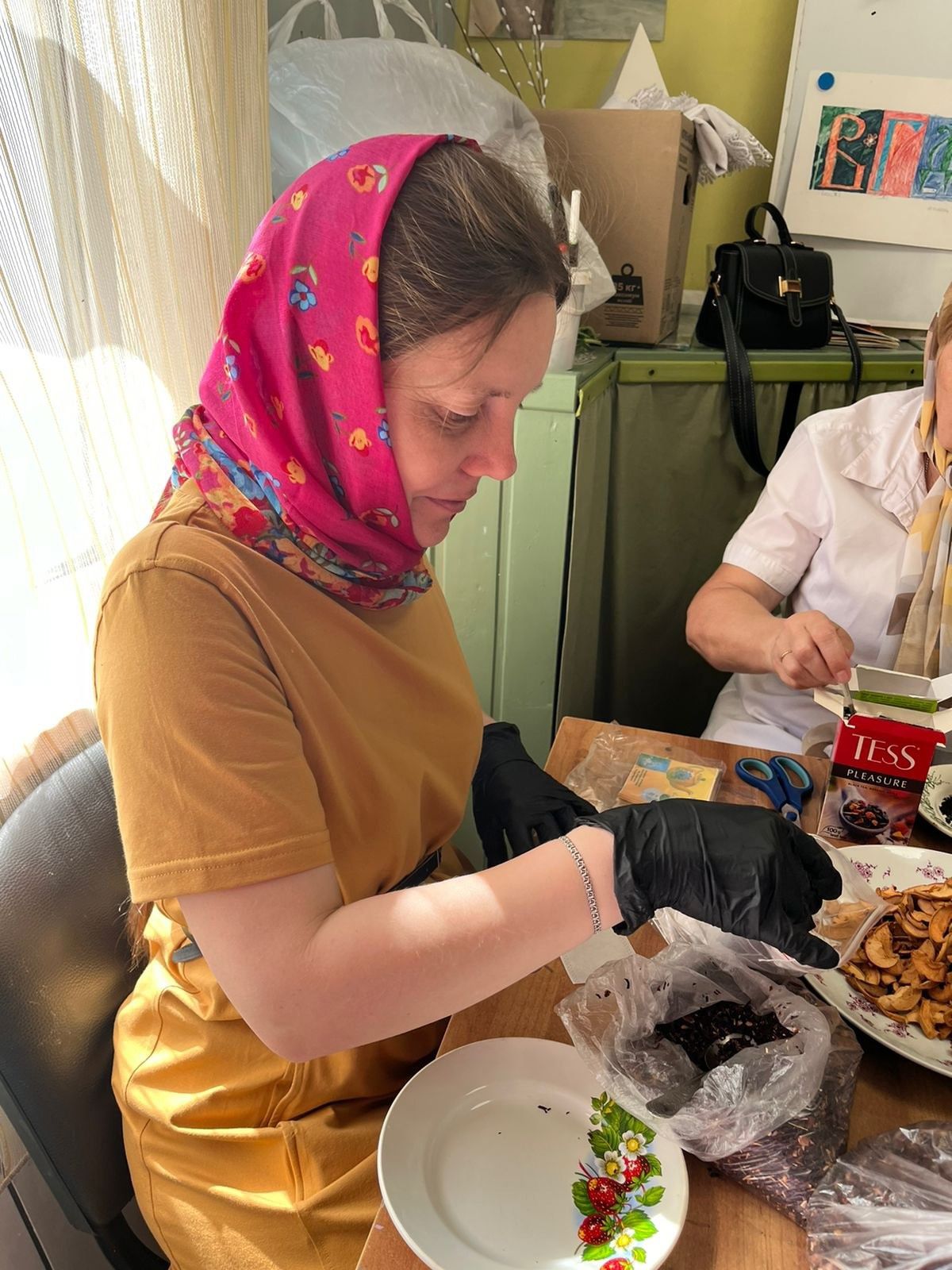 Чай с заботой: волонтеры Ильинского прихода подготовили посылки для военных