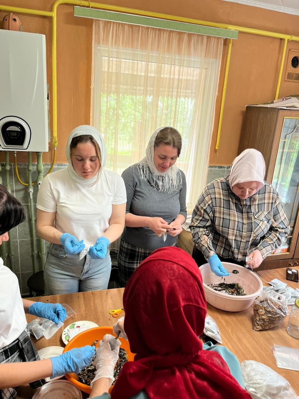 Чай с заботой: волонтеры Ильинского прихода подготовили посылки для военных