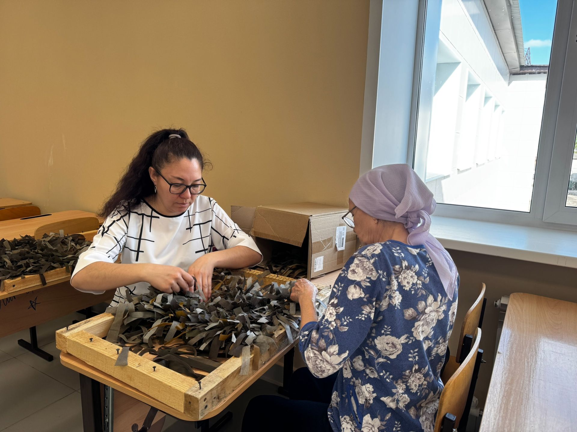 Нашлемники с теплом от педагогов-ветеранов