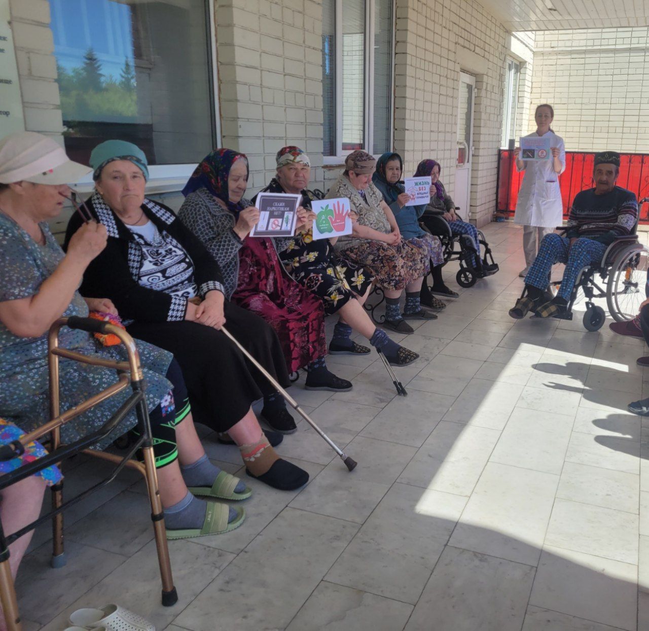 Профилактическая лекция «Выбираем жизнь без наркотиков» прошла в Нурлатском доме-интернате