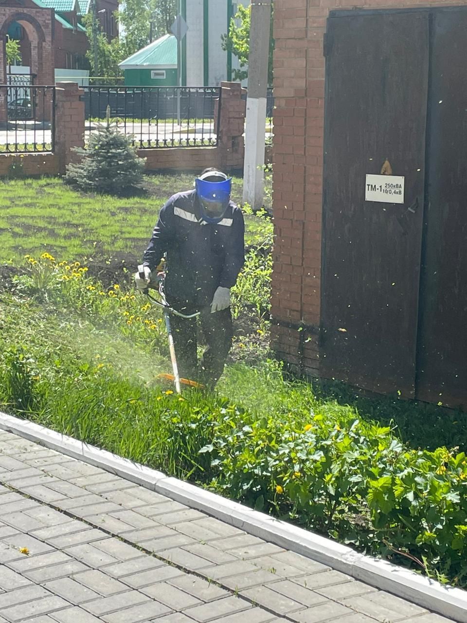 Сотрудники и проживающие Нурлатского дома-интерната провели субботник