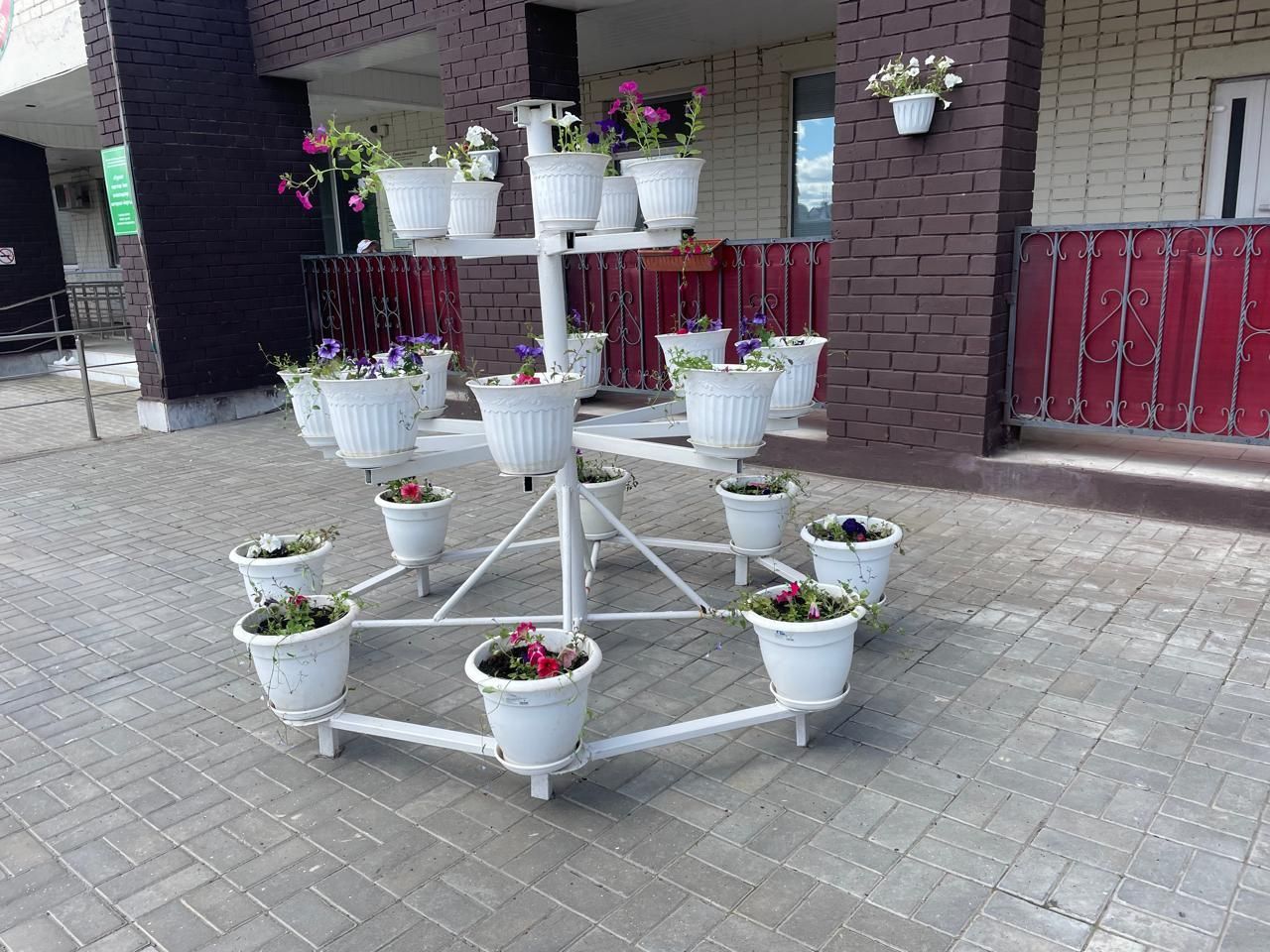 Сотрудники и проживающие Нурлатского дома-интерната провели субботник