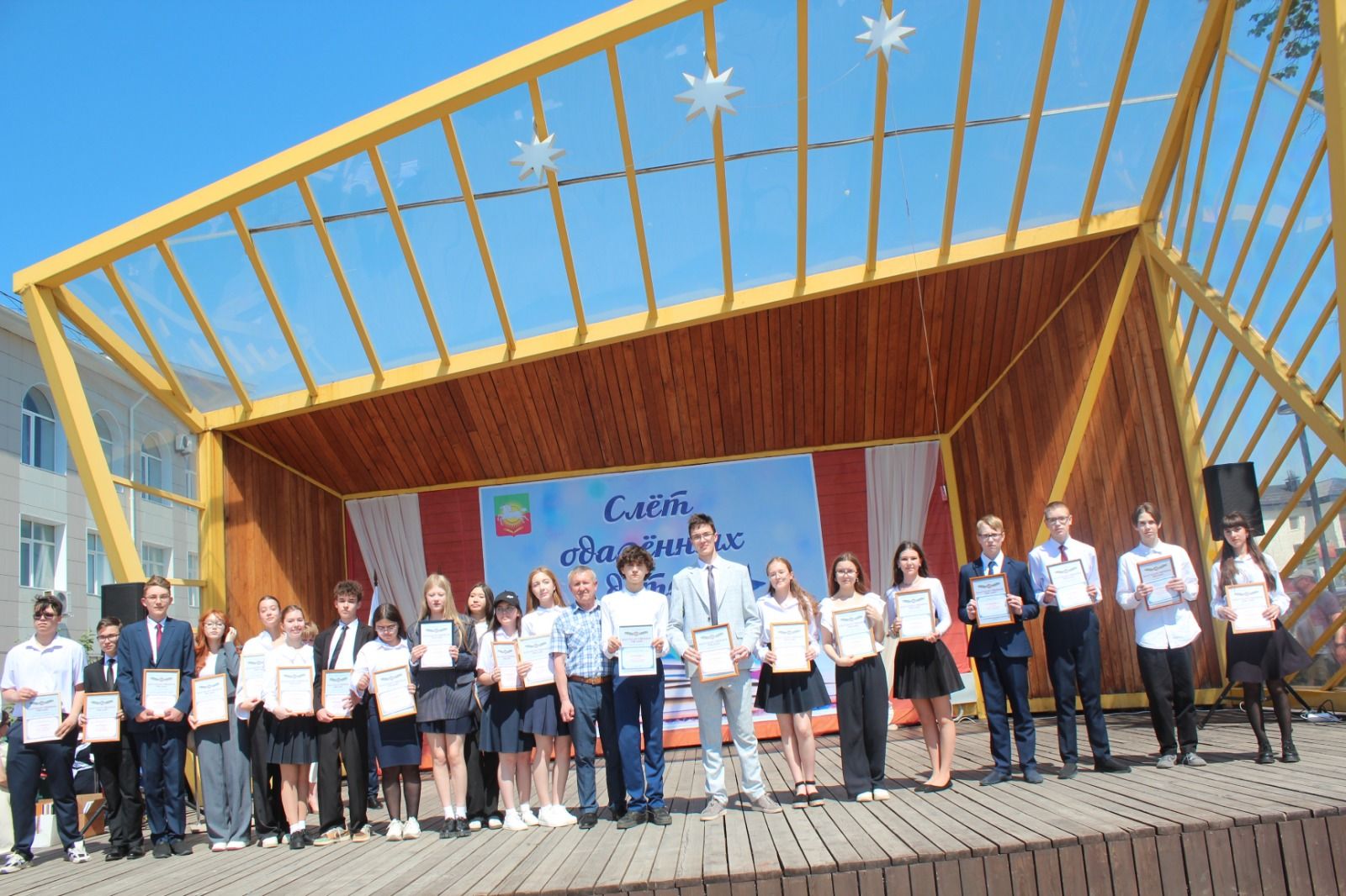 В Нурлате чествовали победителей: порядка 300 одаренных школьников собрались на слет в Театральном сквере