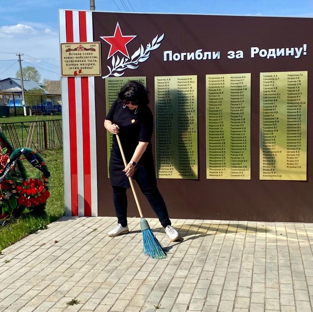 В Мамыково приводят в порядок мемориалы к 80-летию Победы