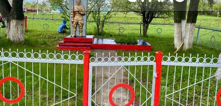 В Мамыково приводят в порядок мемориалы к 80-летию Победы