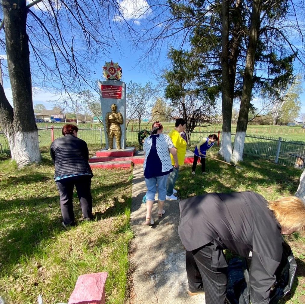 В Мамыково приводят в порядок мемориалы к 80-летию Победы