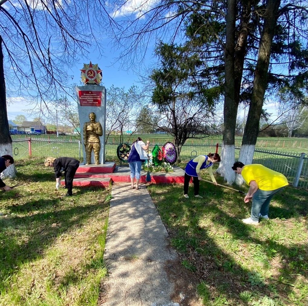 В Мамыково приводят в порядок мемориалы к 80-летию Победы