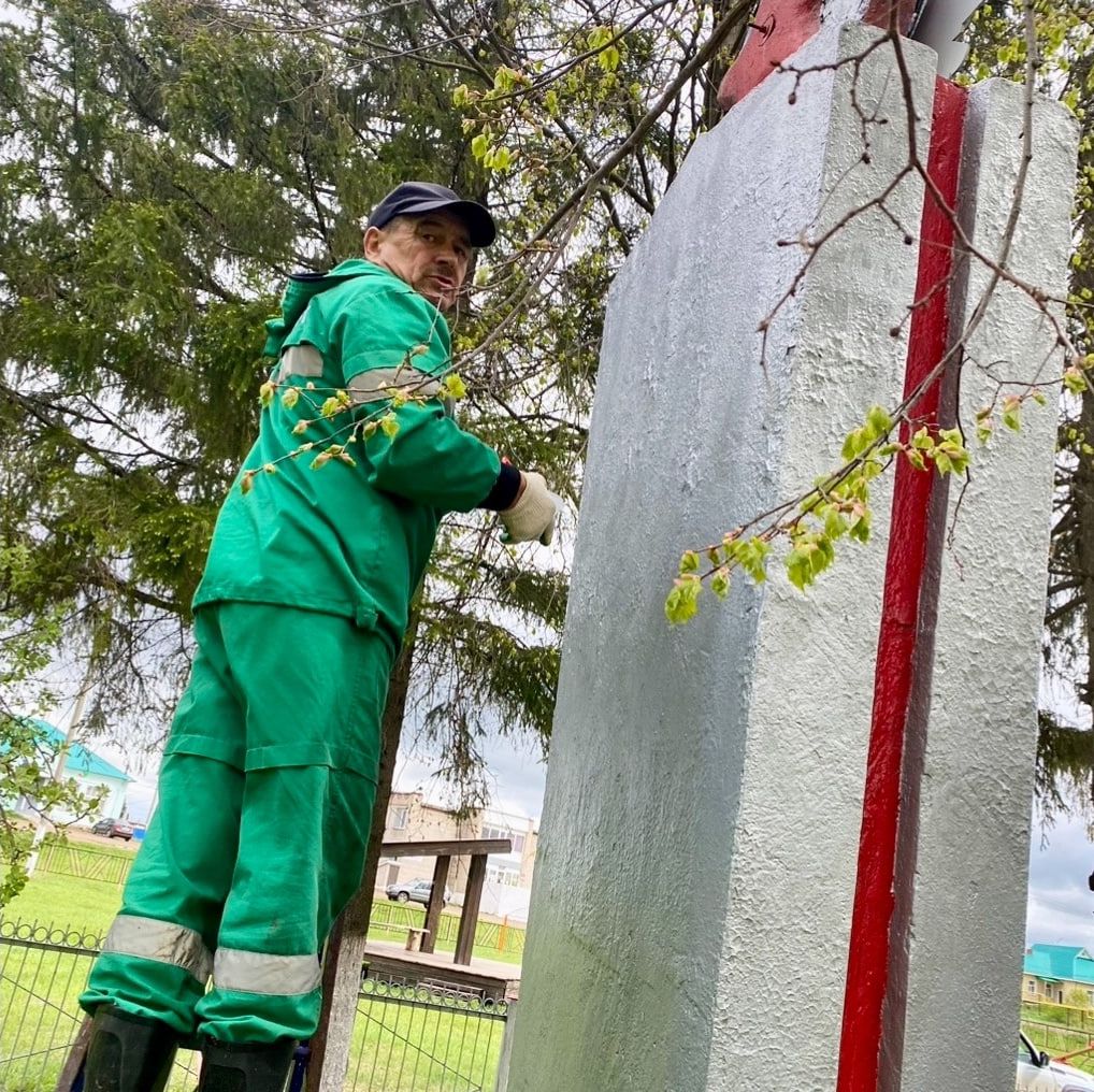 В Мамыково приводят в порядок мемориалы к 80-летию Победы