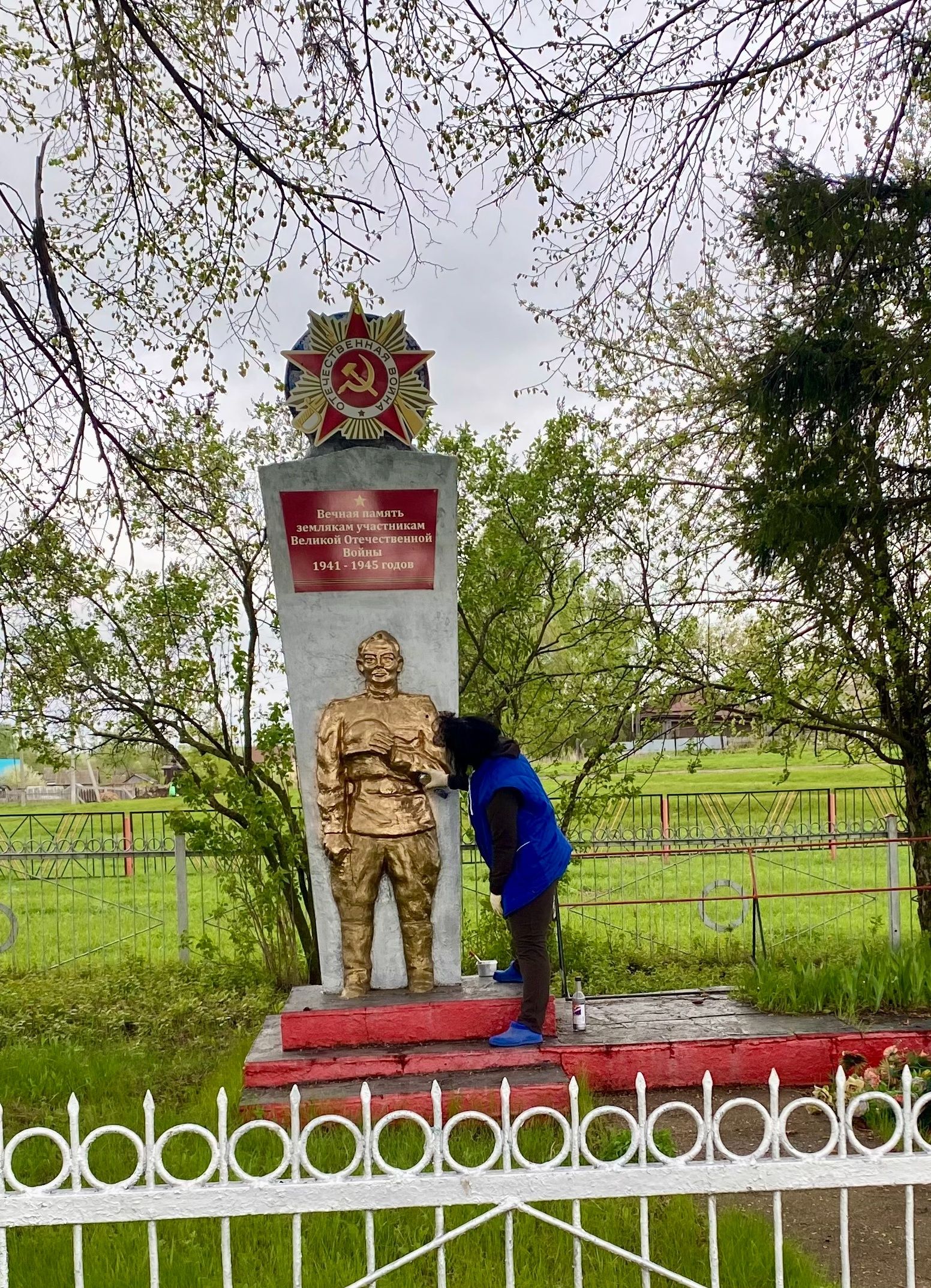 В Мамыково приводят в порядок мемориалы к 80-летию Победы