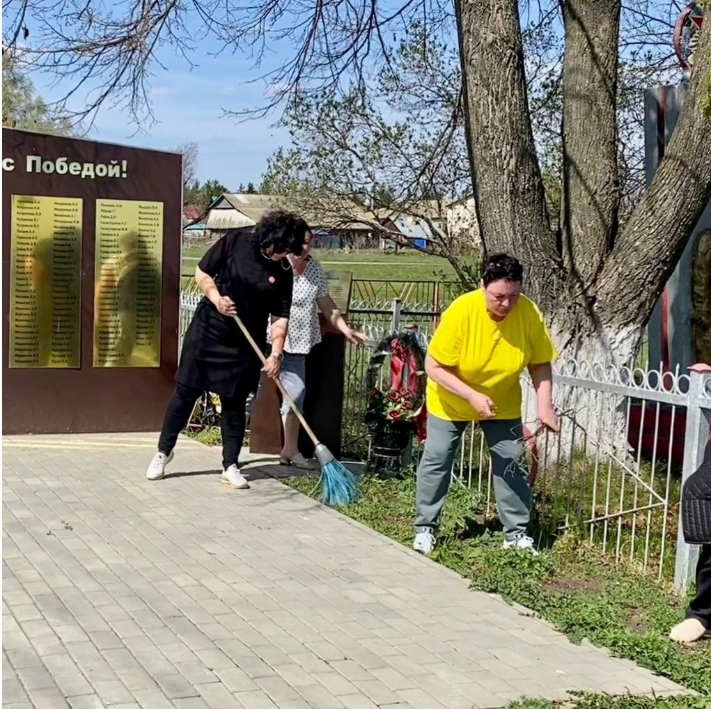В Мамыково приводят в порядок мемориалы к 80-летию Победы