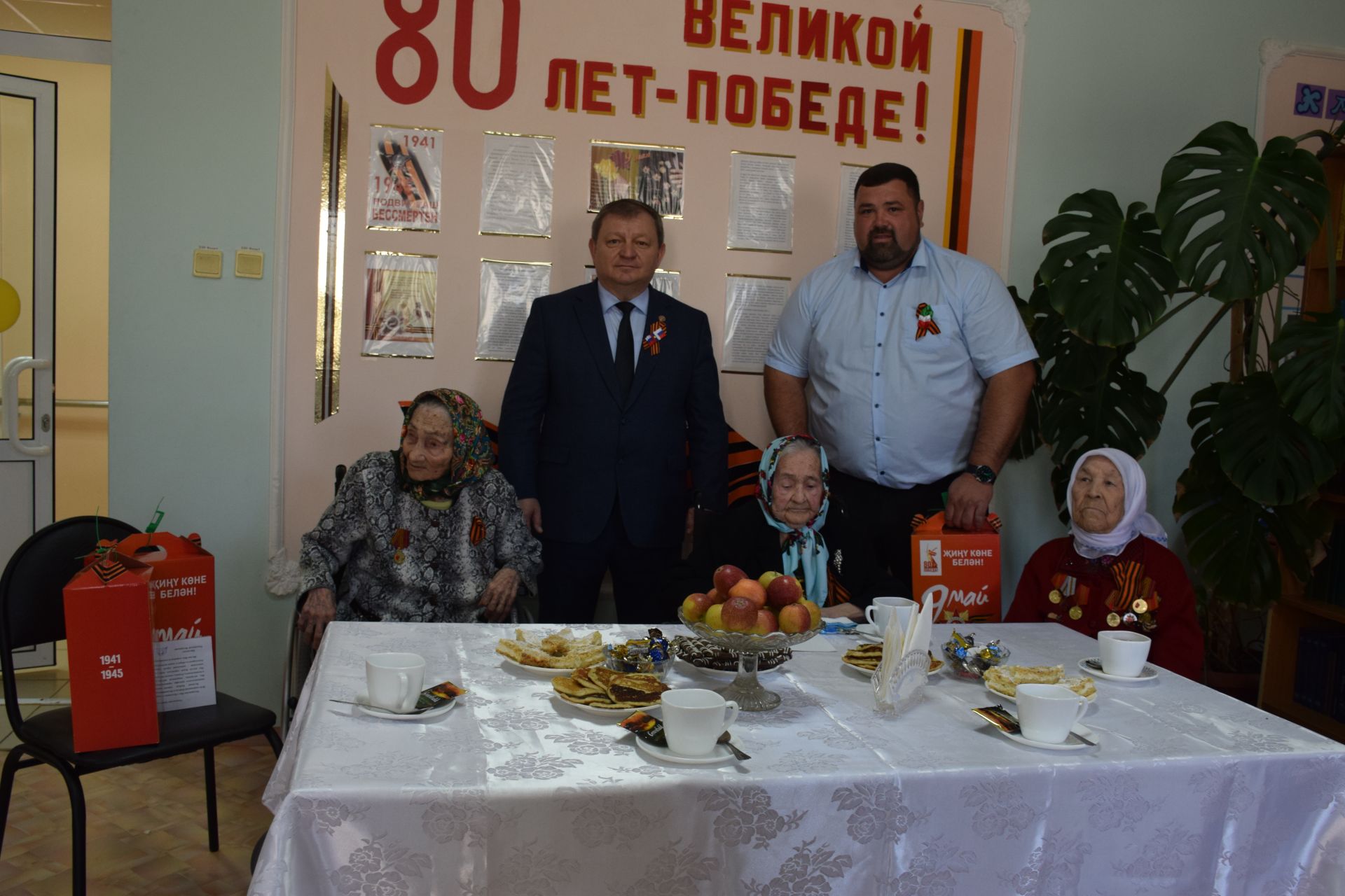 Дамир Ишкинеев поздравил тружениц тыла, проживающих в Нурлатском Доме-интернате для престарелых и инвалидов, с Днем Победы