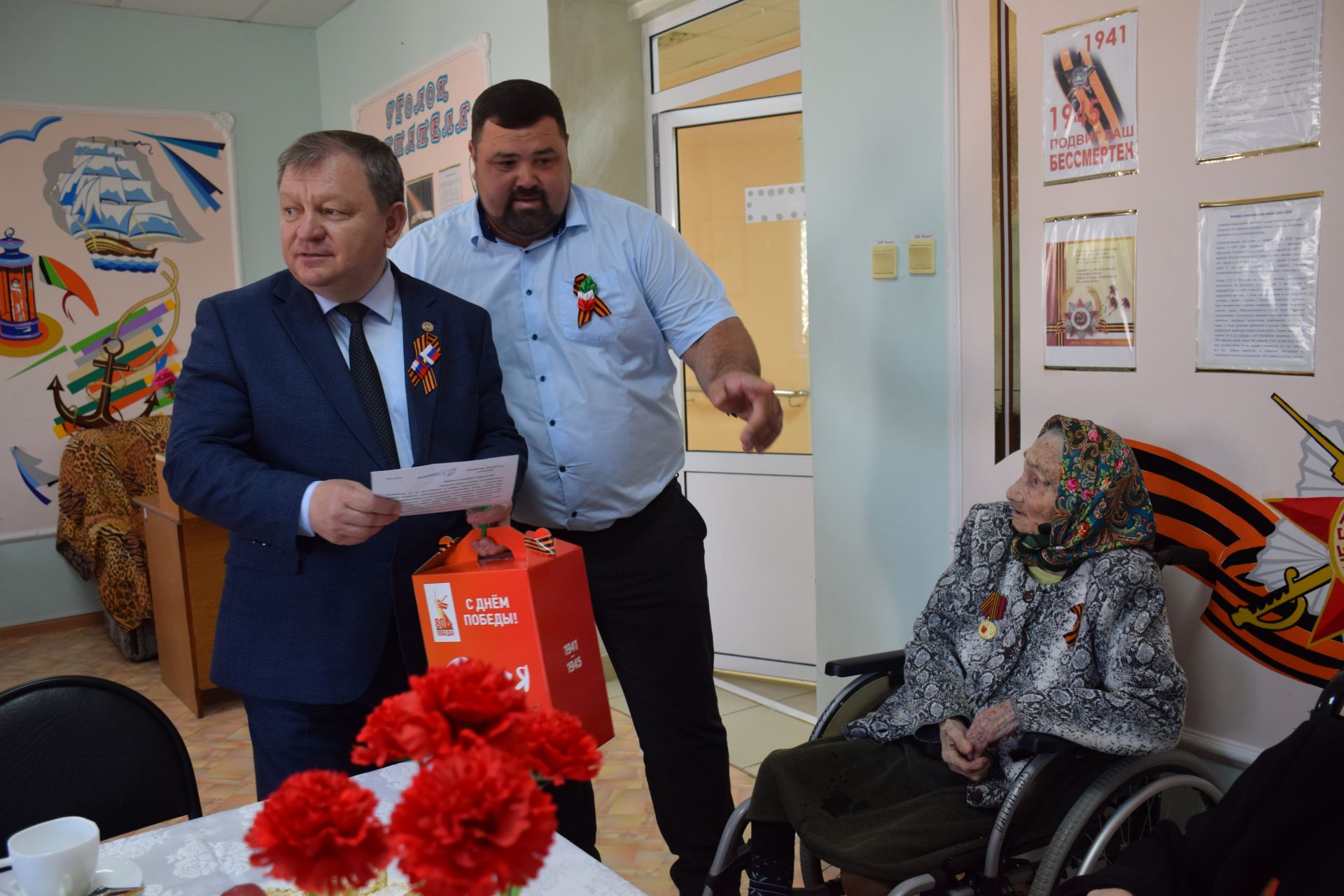 Дамир Ишкинеев поздравил тружениц тыла, проживающих в Нурлатском Доме-интернате для престарелых и инвалидов, с Днем Победы