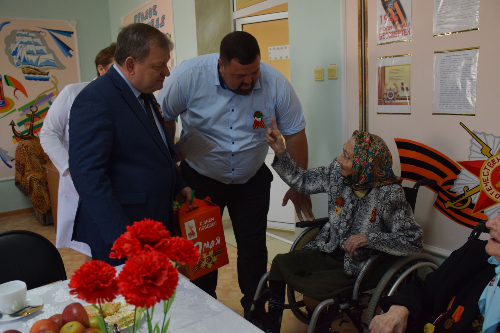 Дамир Ишкинеев поздравил тружениц тыла, проживающих в Нурлатском Доме-интернате для престарелых и инвалидов, с Днем Победы
