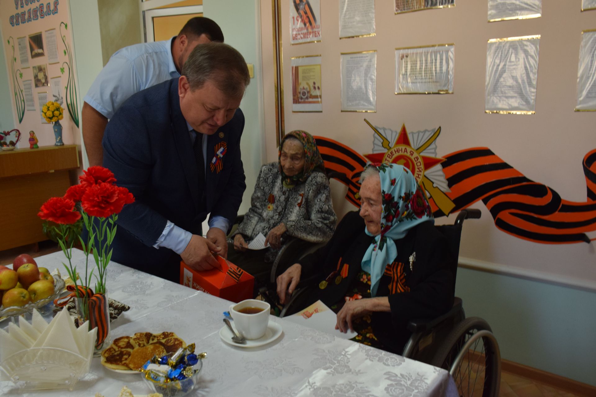 Дамир Ишкинеев поздравил тружениц тыла, проживающих в Нурлатском Доме-интернате для престарелых и инвалидов, с Днем Победы