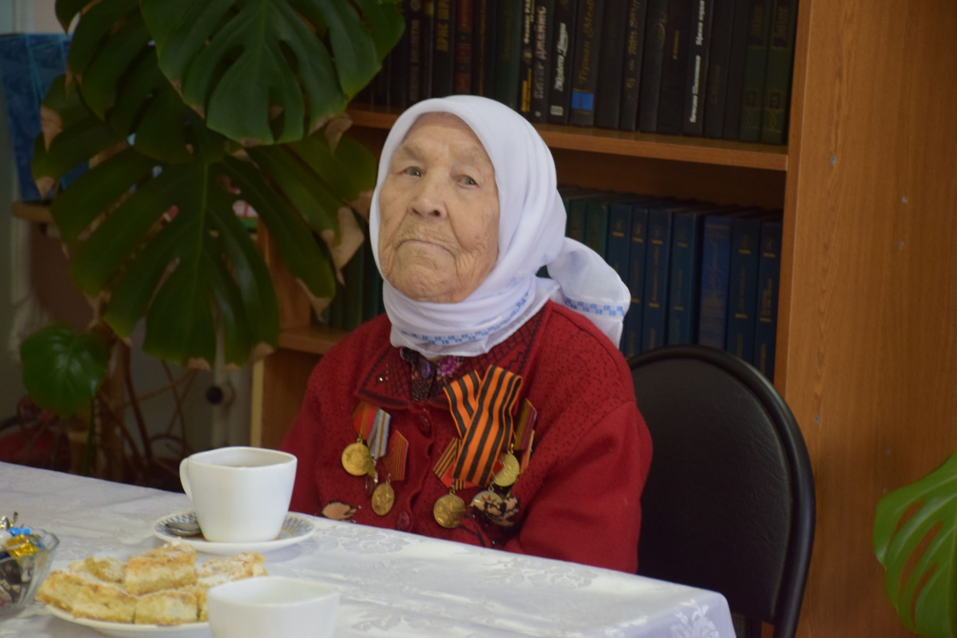 Дамир Ишкинеев поздравил тружениц тыла, проживающих в Нурлатском Доме-интернате для престарелых и инвалидов, с Днем Победы