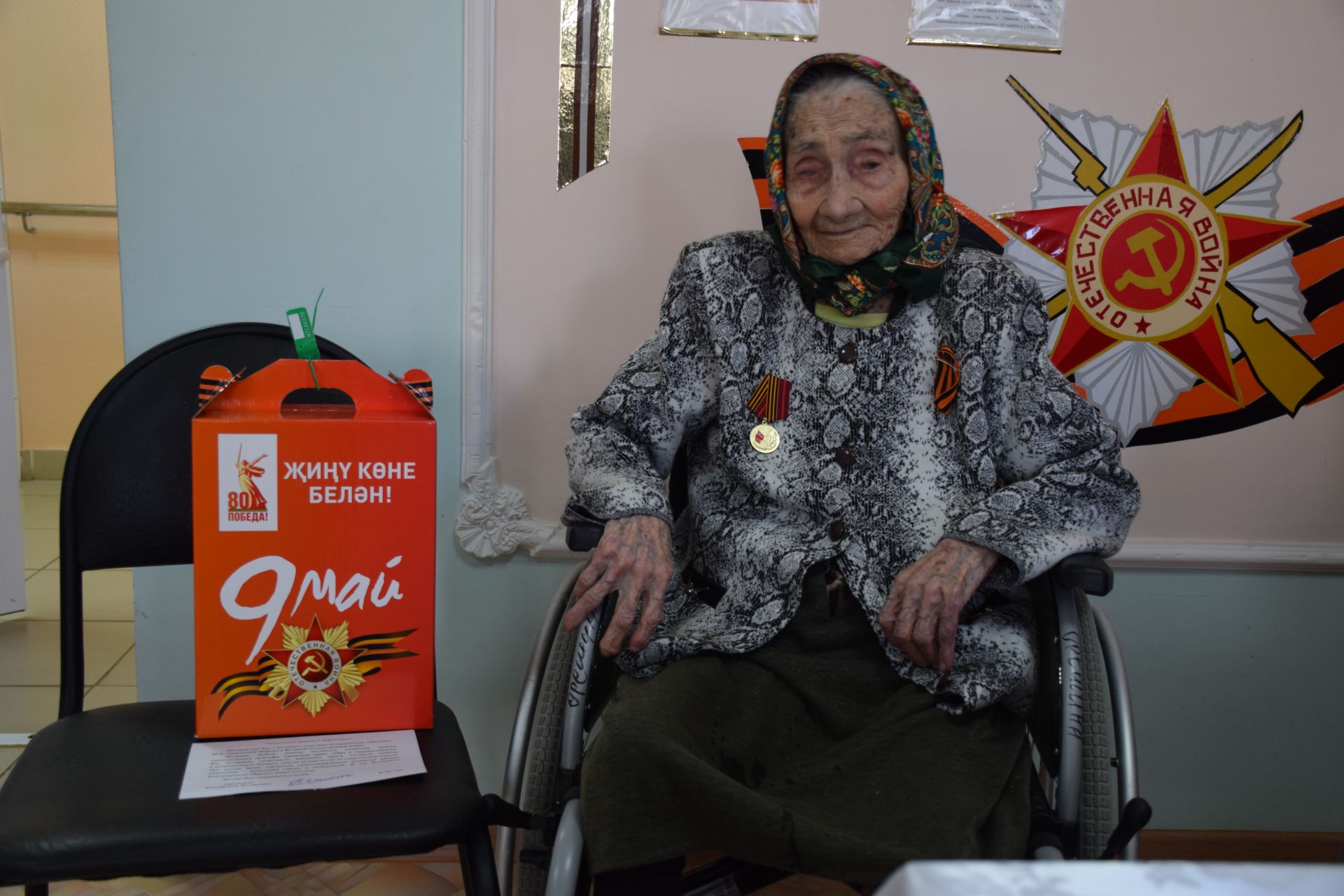 Дамир Ишкинеев поздравил тружениц тыла, проживающих в Нурлатском Доме-интернате для престарелых и инвалидов, с Днем Победы