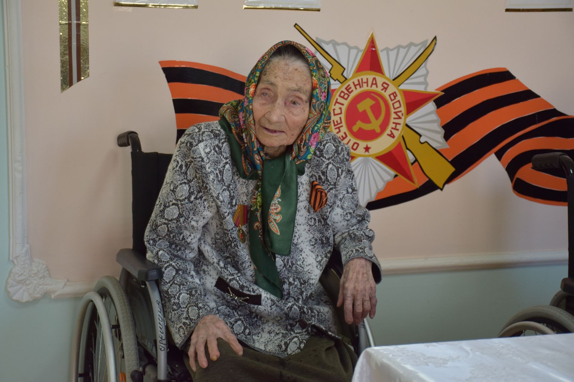 Дамир Ишкинеев поздравил тружениц тыла, проживающих в Нурлатском Доме-интернате для престарелых и инвалидов, с Днем Победы