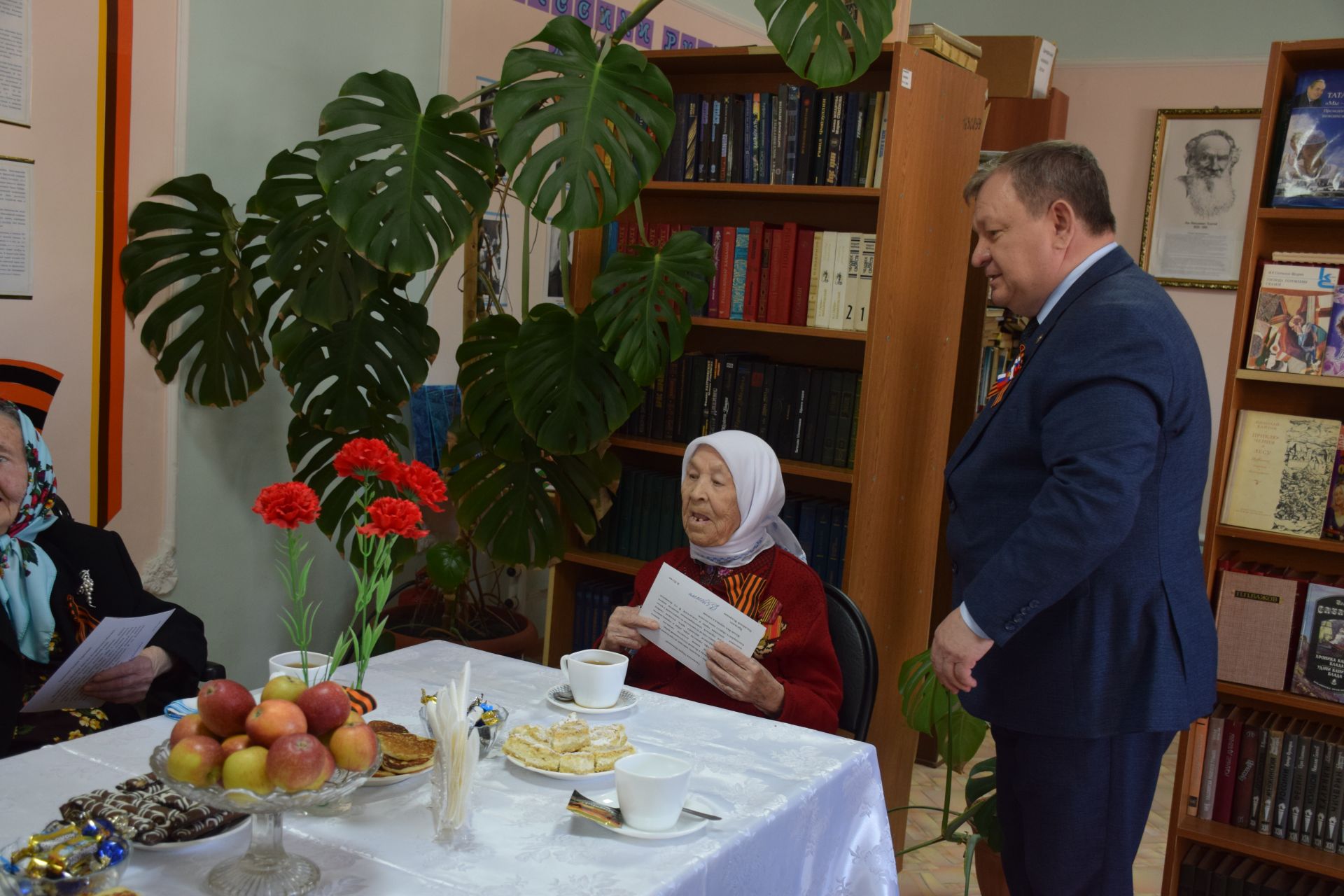 Дамир Ишкинеев поздравил тружениц тыла, проживающих в Нурлатском Доме-интернате для престарелых и инвалидов, с Днем Победы