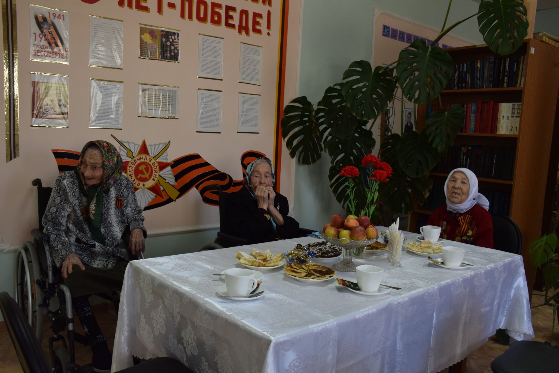 Дамир Ишкинеев поздравил тружениц тыла, проживающих в Нурлатском Доме-интернате для престарелых и инвалидов, с Днем Победы