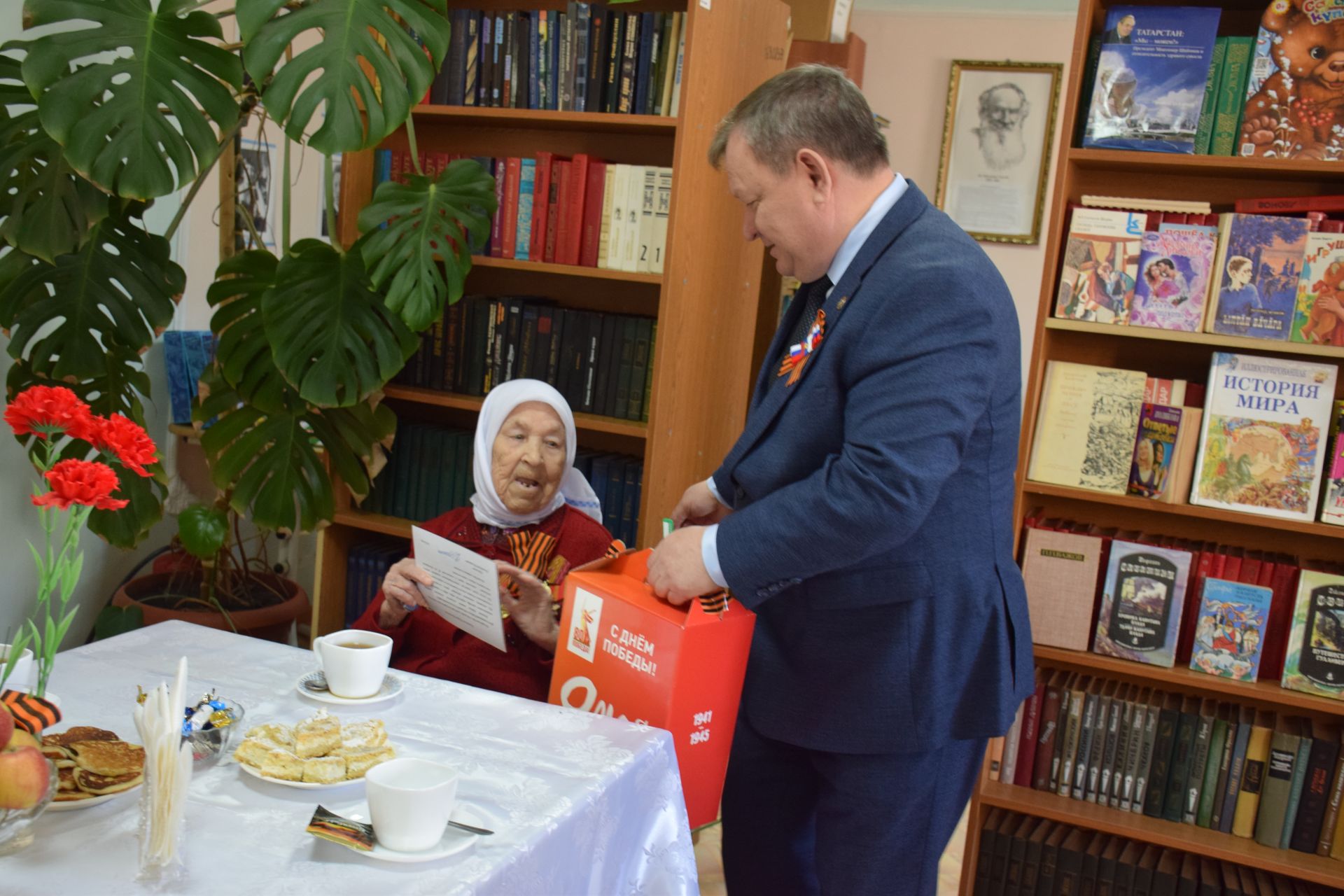 Дамир Ишкинеев поздравил тружениц тыла, проживающих в Нурлатском Доме-интернате для престарелых и инвалидов, с Днем Победы