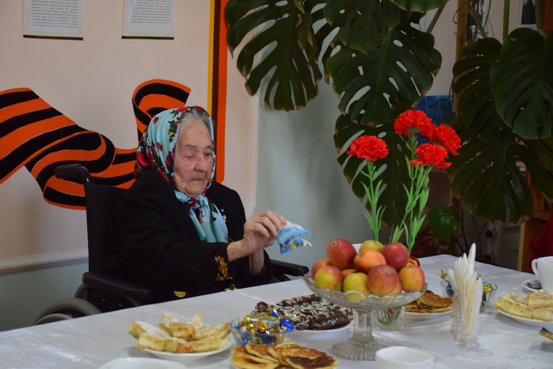 Дамир Ишкинеев поздравил тружениц тыла, проживающих в Нурлатском Доме-интернате для престарелых и инвалидов, с Днем Победы