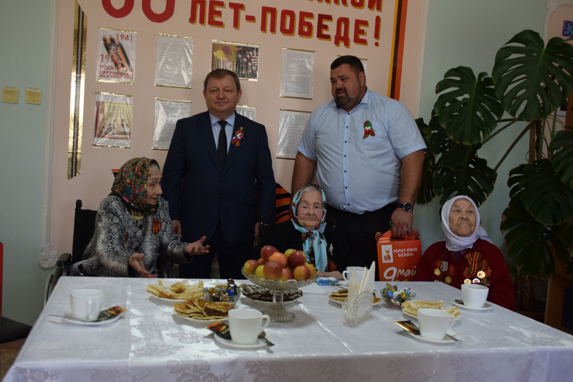 Дамир Ишкинеев поздравил тружениц тыла, проживающих в Нурлатском Доме-интернате для престарелых и инвалидов, с Днем Победы