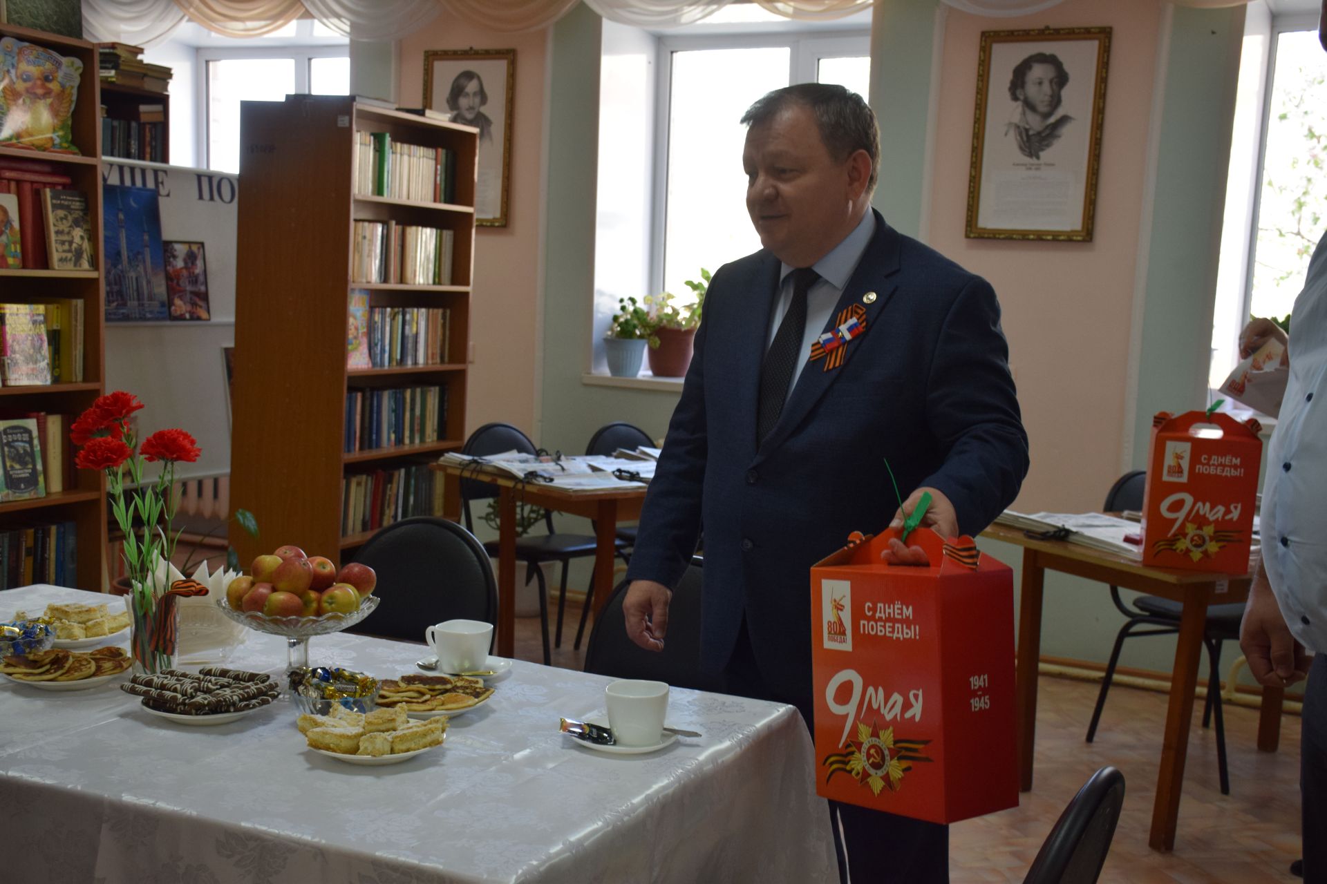 Дамир Ишкинеев поздравил тружениц тыла, проживающих в Нурлатском Доме-интернате для престарелых и инвалидов, с Днем Победы