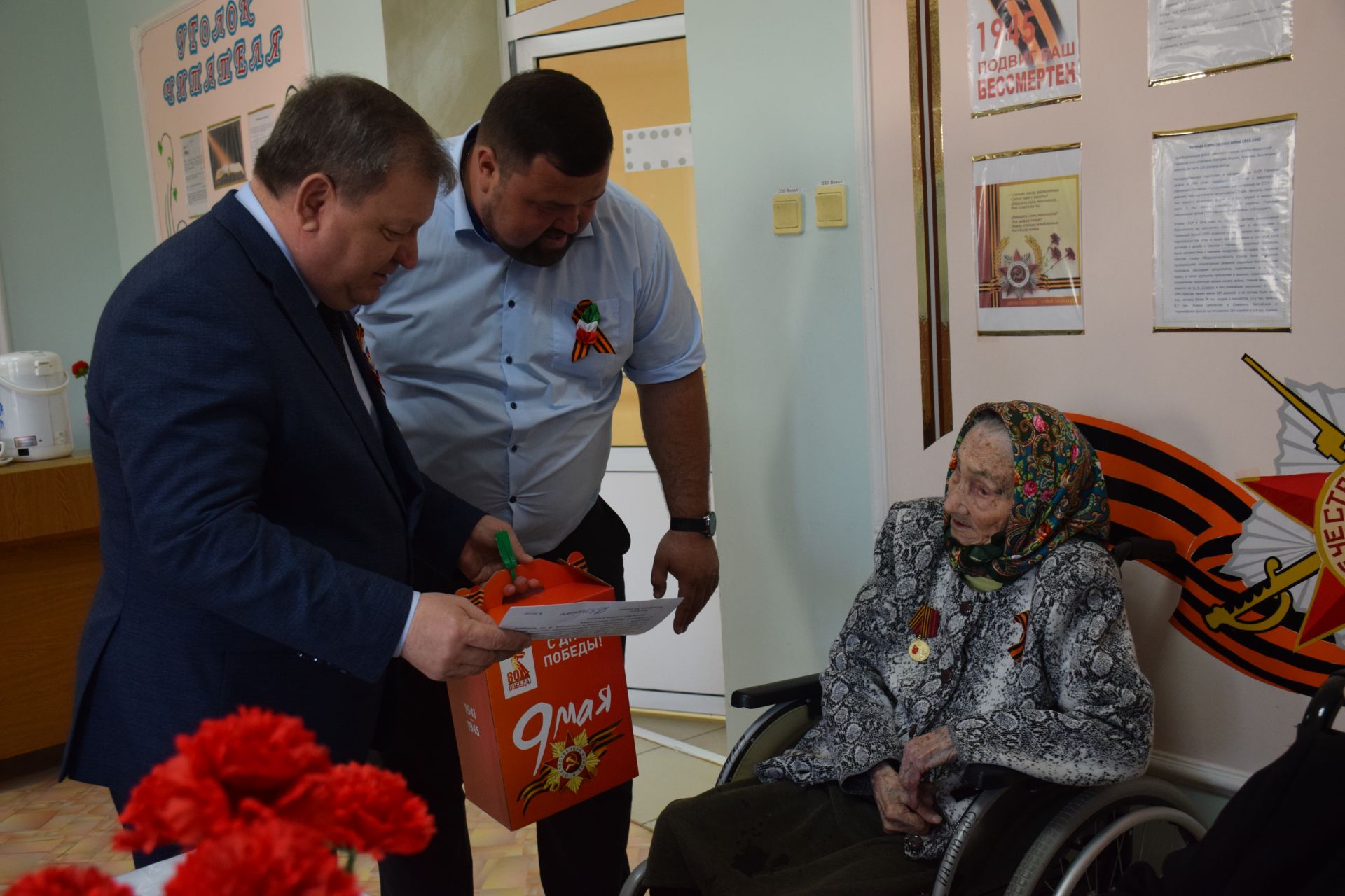 Дамир Ишкинеев поздравил тружениц тыла, проживающих в Нурлатском Доме-интернате для престарелых и инвалидов, с Днем Победы