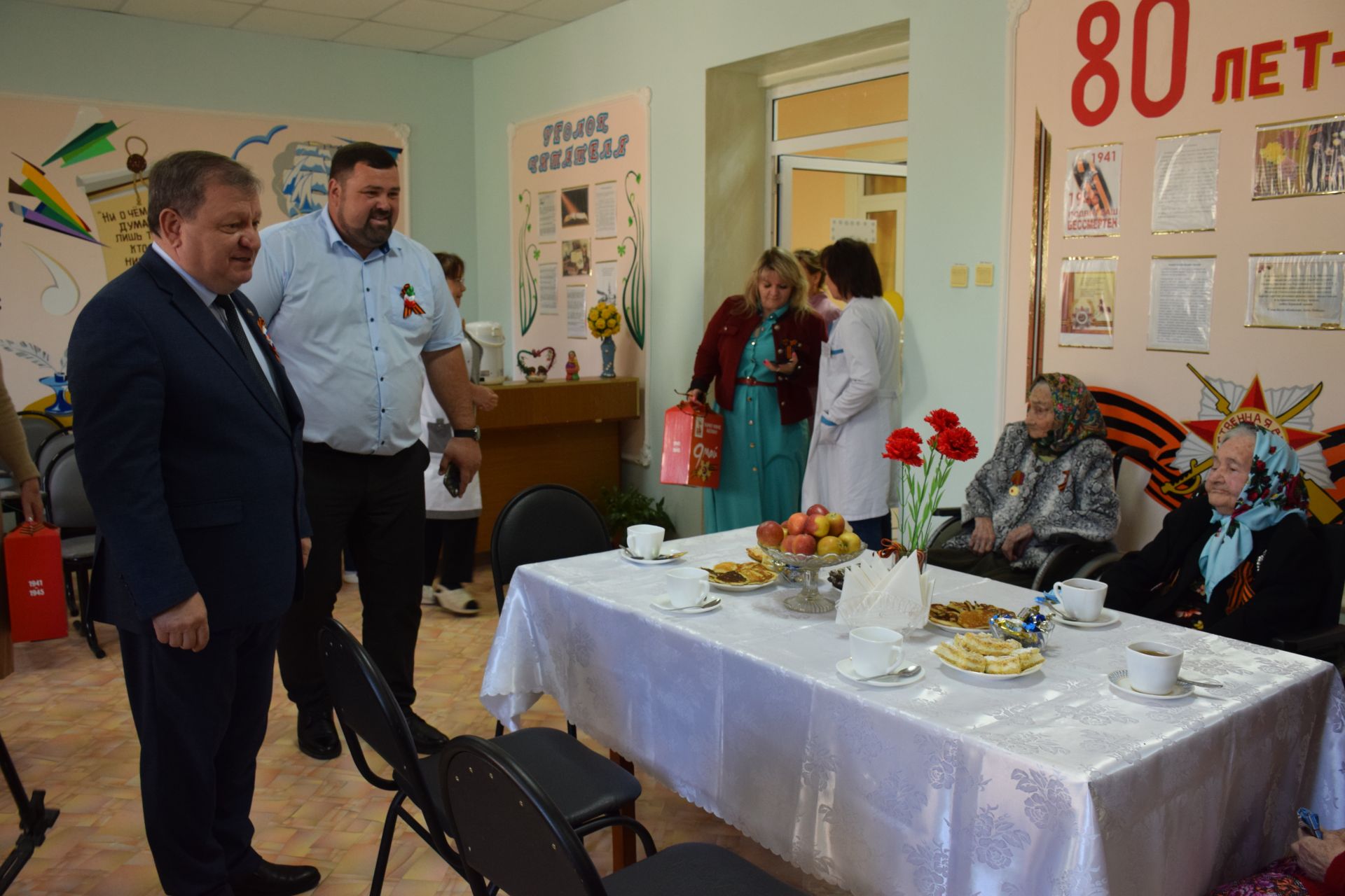 Дамир Ишкинеев поздравил тружениц тыла, проживающих в Нурлатском Доме-интернате для престарелых и инвалидов, с Днем Победы