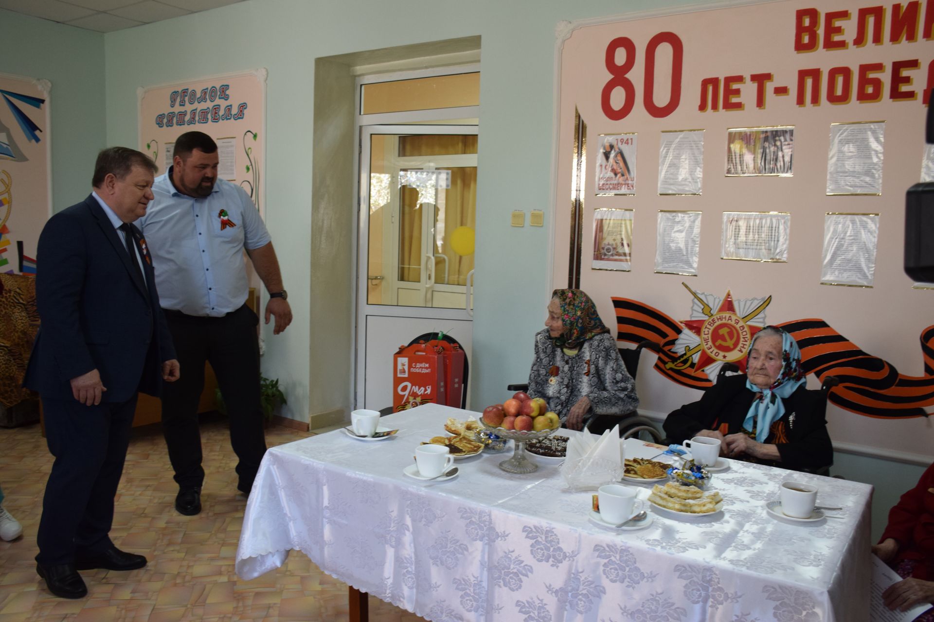 Дамир Ишкинеев поздравил тружениц тыла, проживающих в Нурлатском Доме-интернате для престарелых и инвалидов, с Днем Победы