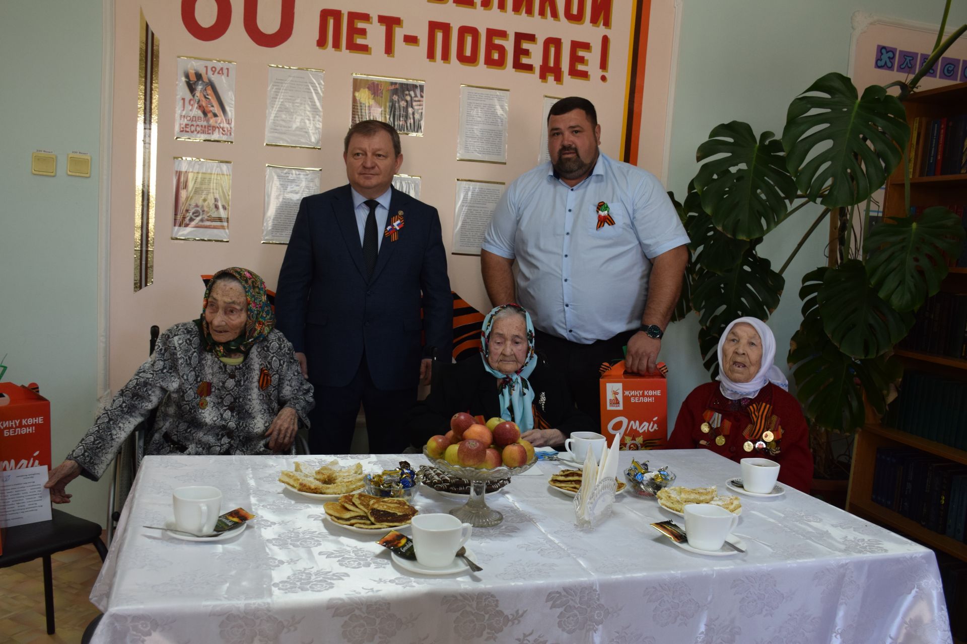 Дамир Ишкинеев поздравил тружениц тыла, проживающих в Нурлатском Доме-интернате для престарелых и инвалидов, с Днем Победы