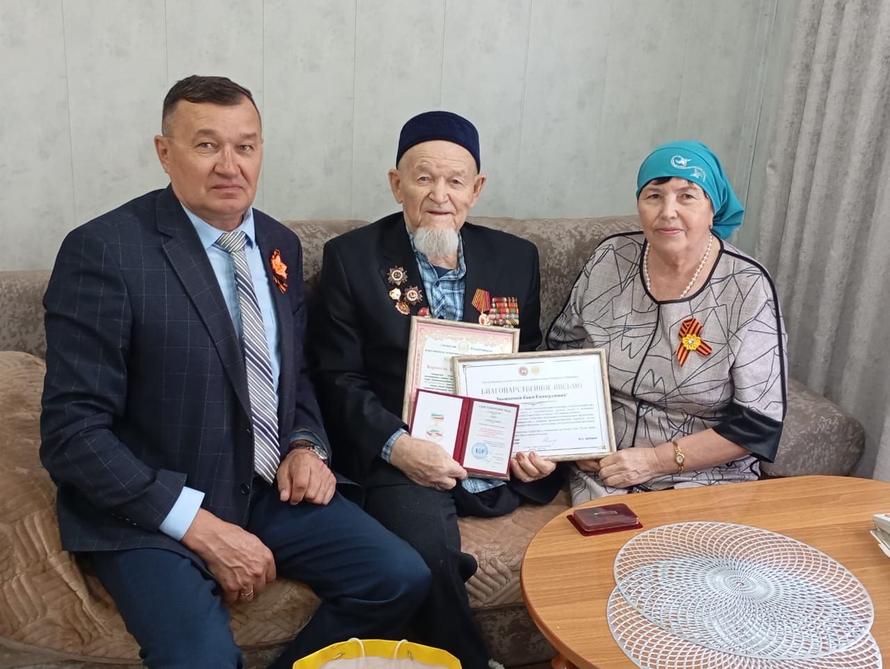 В преддверии Дня Победы ветерану Великой Отечественной войны вручили нагрудный знак