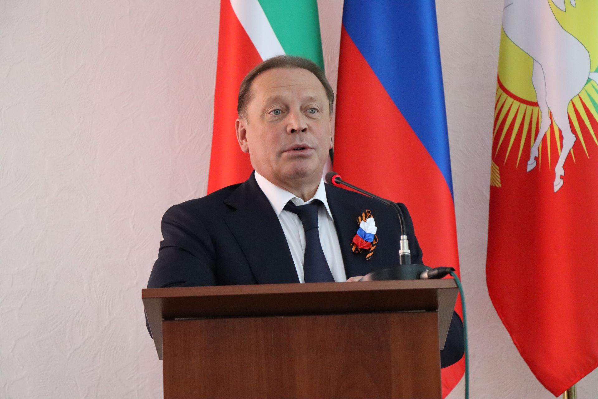 В Нурлате Айдар Метшин принял участие в акции «Красная гвоздика»