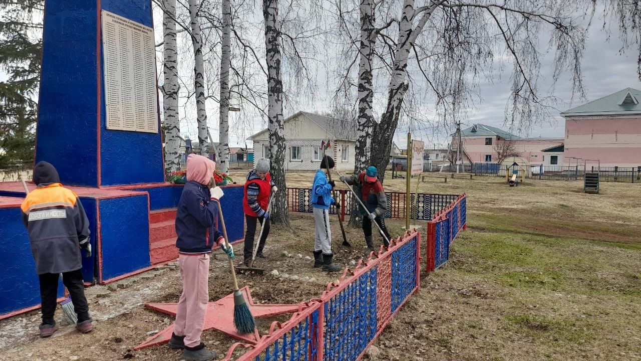 В Нурлатском районе подготовили памятники к 80-летию Победы