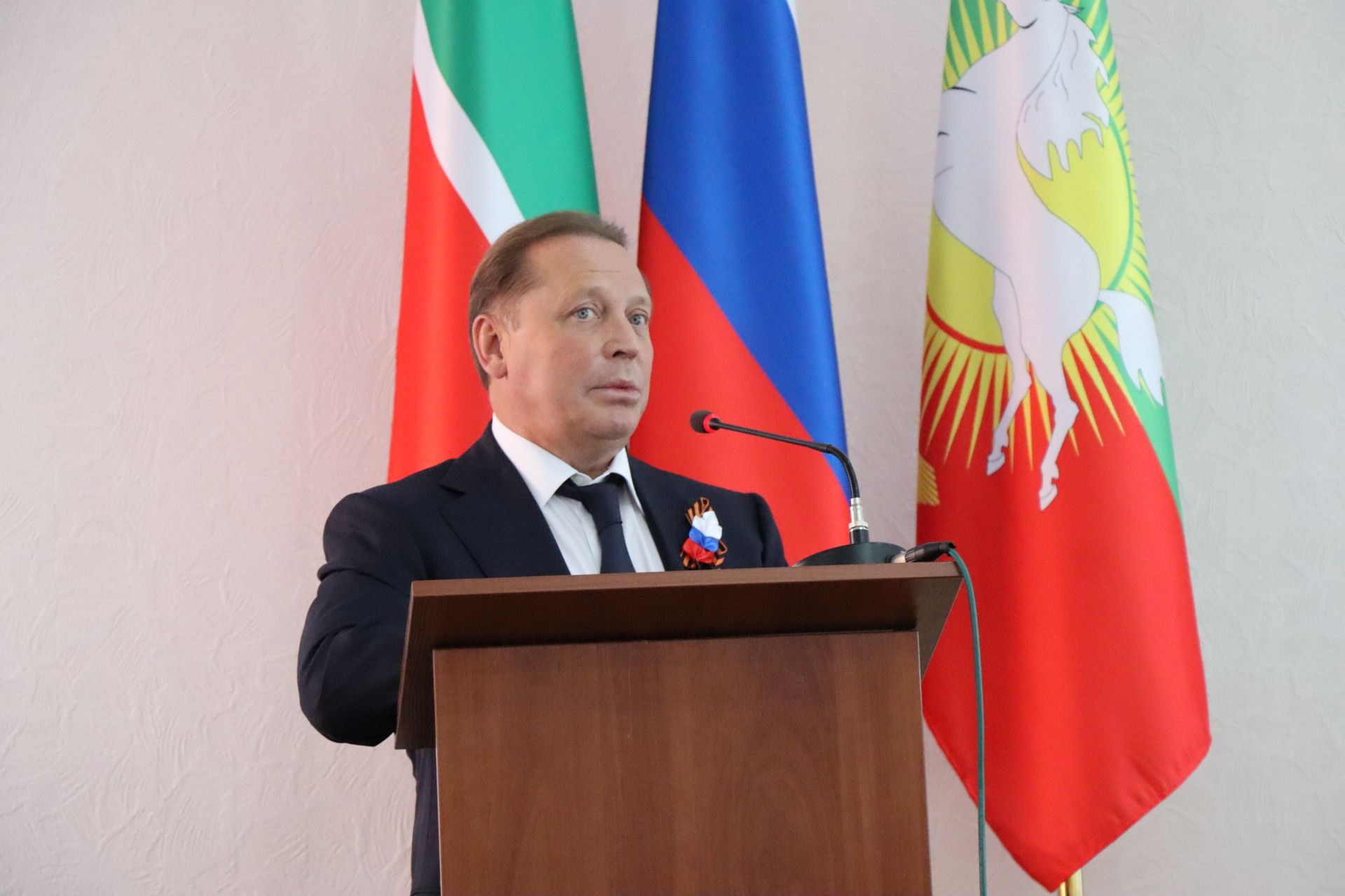 В Нурлате Айдар Метшин принял участие в акции «Красная гвоздика»