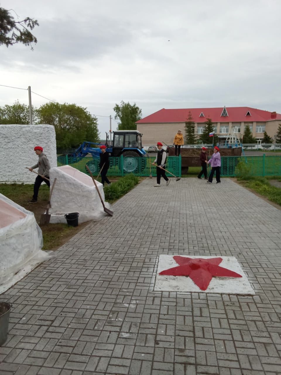 В Нурлатском районе подготовили памятники к 80-летию Победы