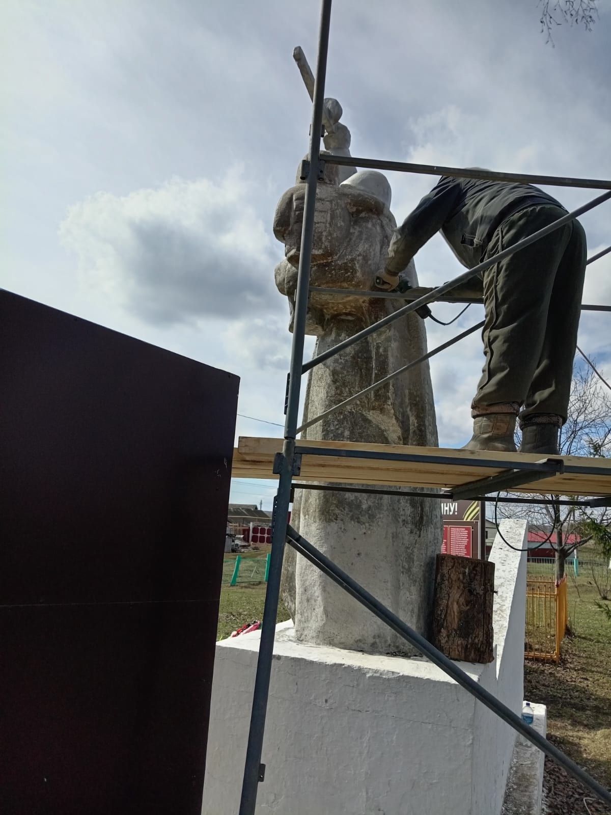 В Нурлатском районе подготовили памятники к 80-летию Победы