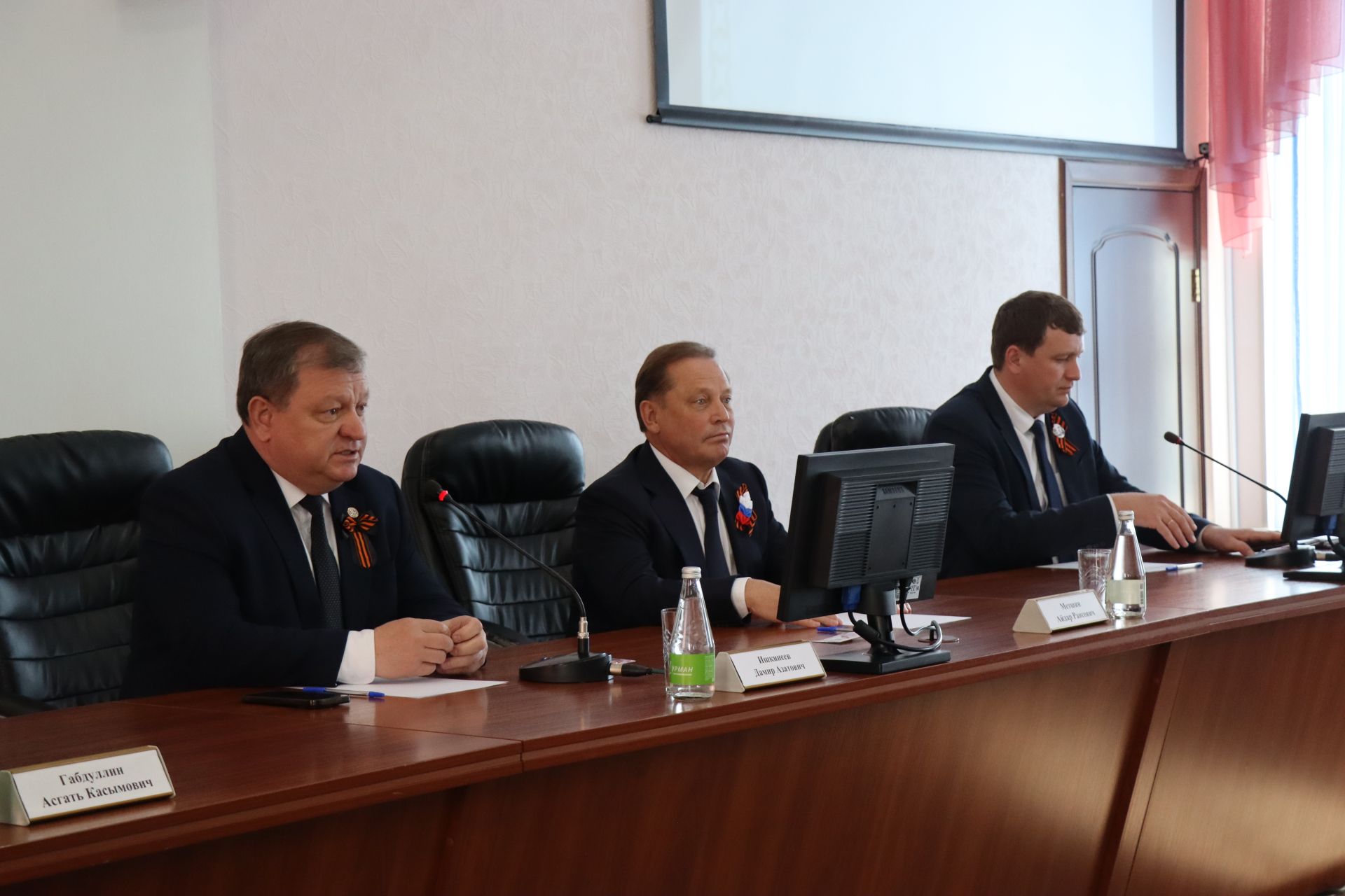 В Нурлате Айдар Метшин принял участие в акции «Красная гвоздика»