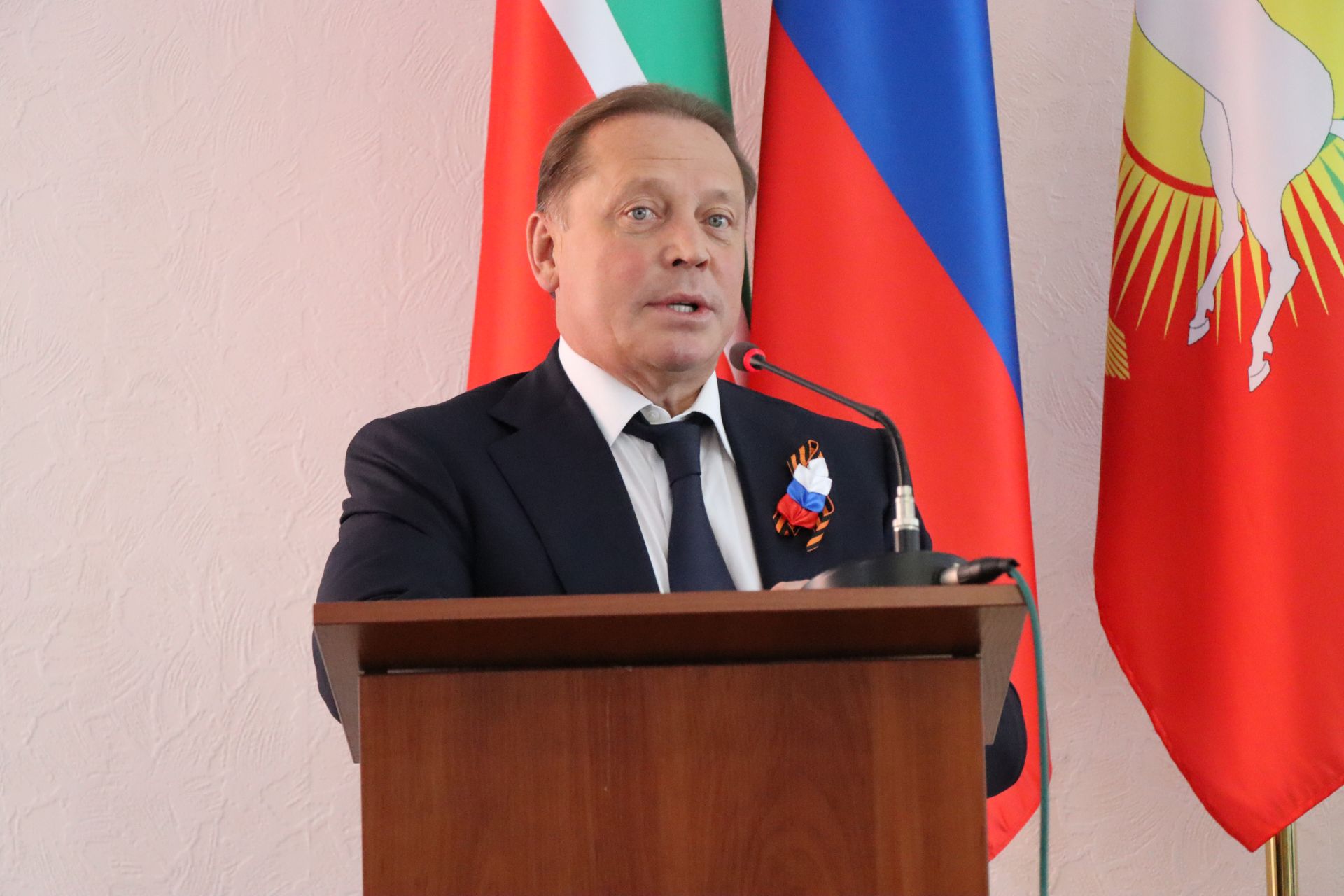 В Нурлате Айдар Метшин принял участие в акции «Красная гвоздика»