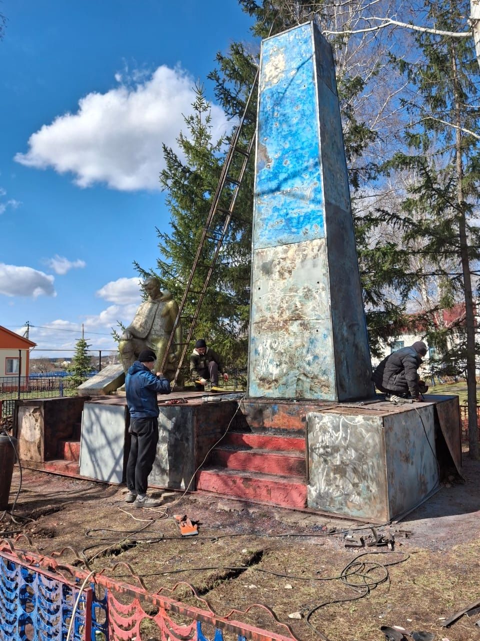 В Нурлатском районе подготовили памятники к 80-летию Победы