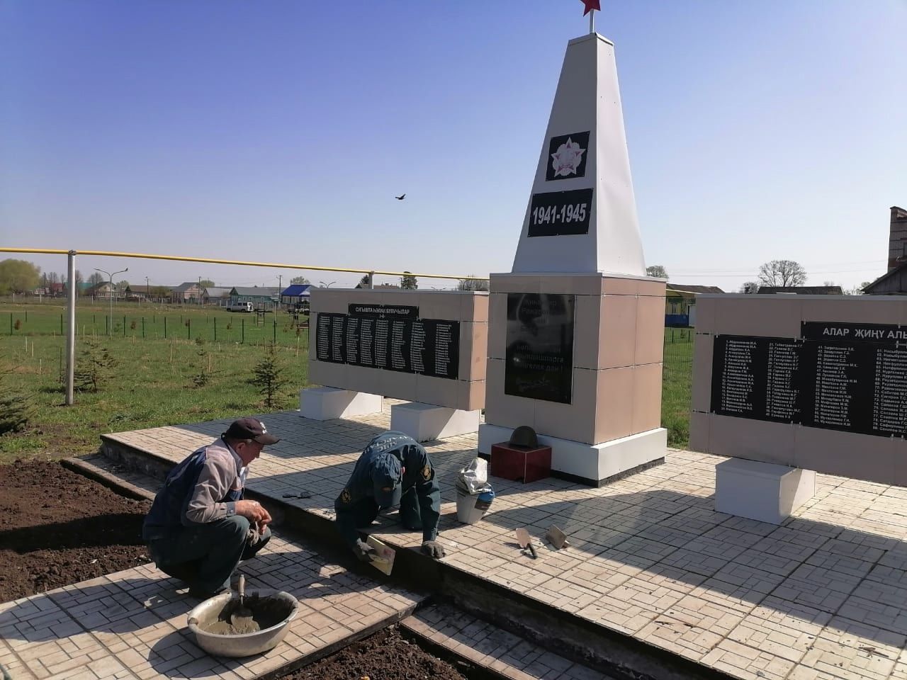 В Нурлатском районе подготовили памятники к 80-летию Победы