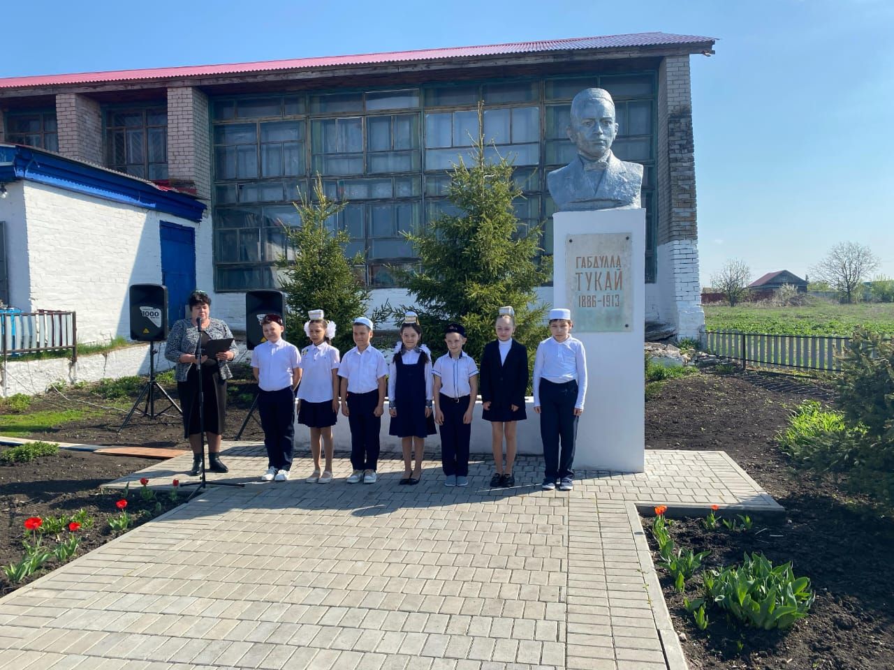 В Верхнем Нурлате в преддверии Дня Победы наградили ветеранов и благоустроили микрорайон