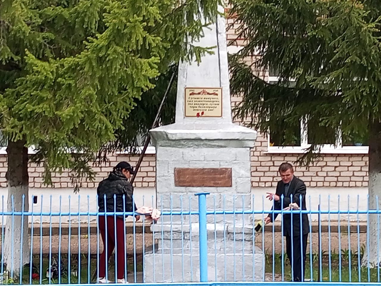 В Верхнем Нурлате в преддверии Дня Победы наградили ветеранов и благоустроили микрорайон