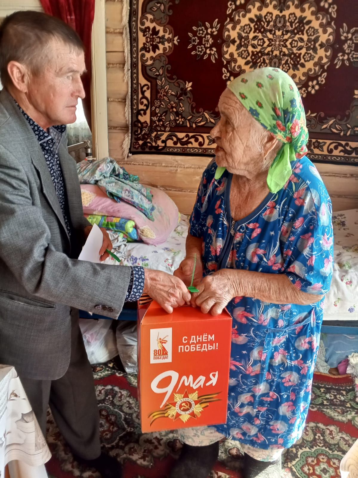 В Верхнем Нурлате в преддверии Дня Победы наградили ветеранов и благоустроили микрорайон