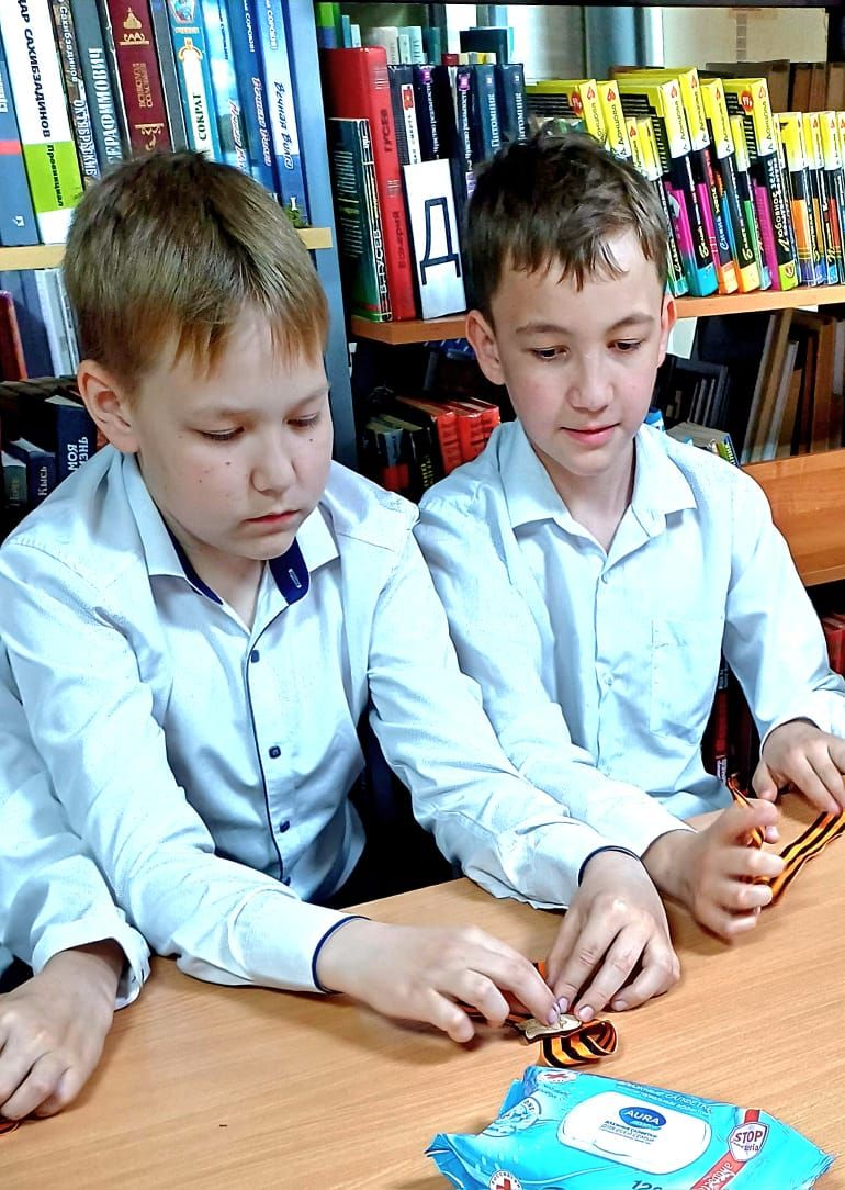 Броши к 9 Мая своими руками изготовили в городском филиале №1 центральной библиотеки