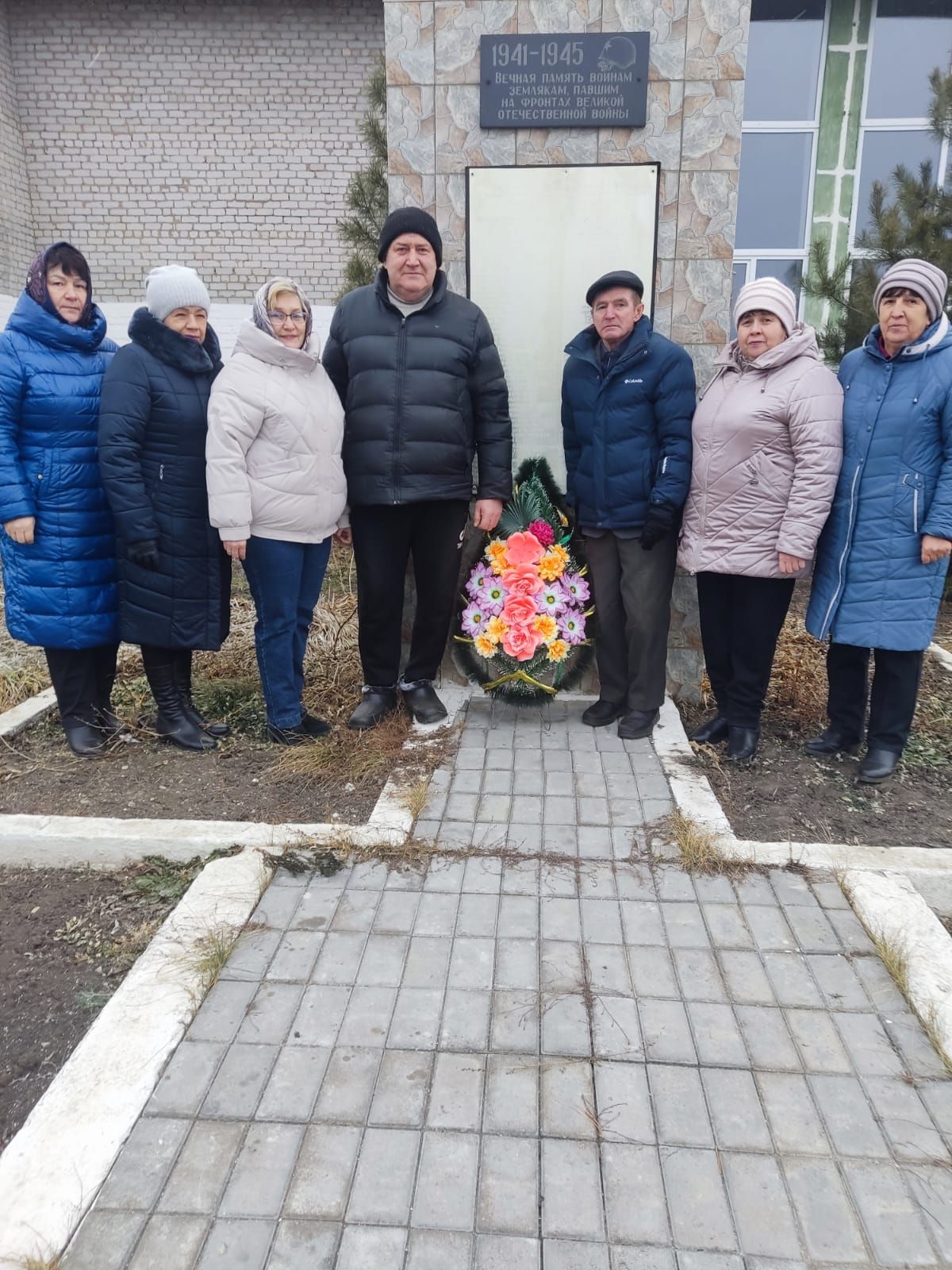 В Верхнем Нурлате в преддверии Дня Победы наградили ветеранов и благоустроили микрорайон