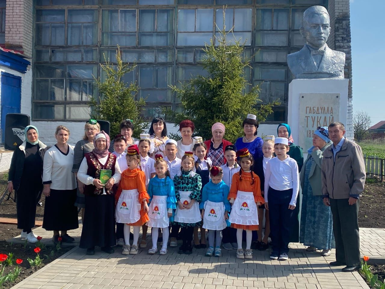 В Верхнем Нурлате в преддверии Дня Победы наградили ветеранов и благоустроили микрорайон